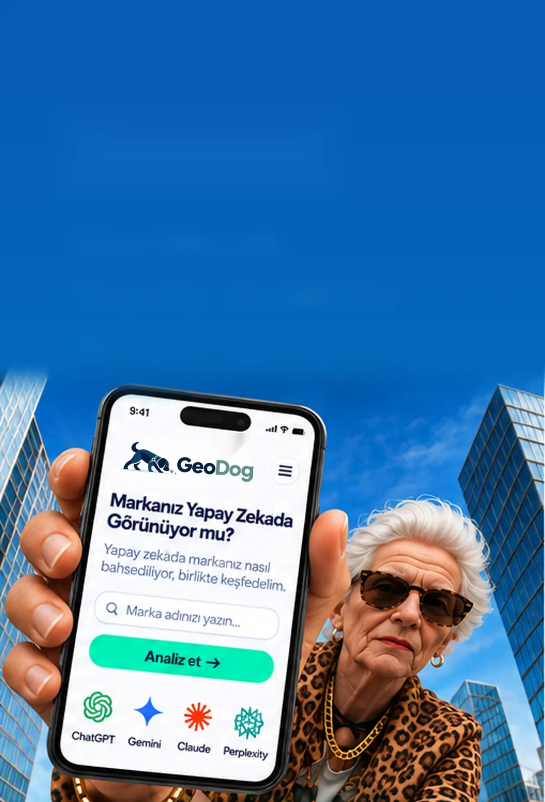 Telefonunda GeoDog açık olan bir kadın